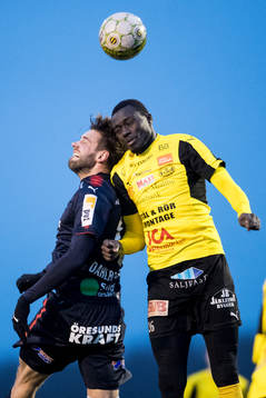 Helsingborgs Mikael Dahlberg i nickduell mot Mjällby