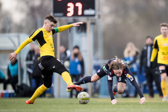 Helsingborgs Max Svensson trycks bort av Mjällby Jesper