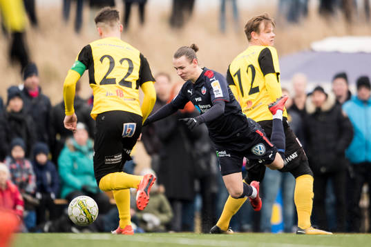Helsingborgs Alex Timossi fälls av Mjällby David Löfquist
