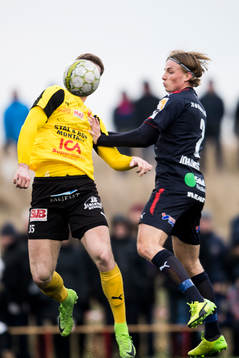 Helsingborgs Carl Johansson och Mjällby Jakob Bergström i