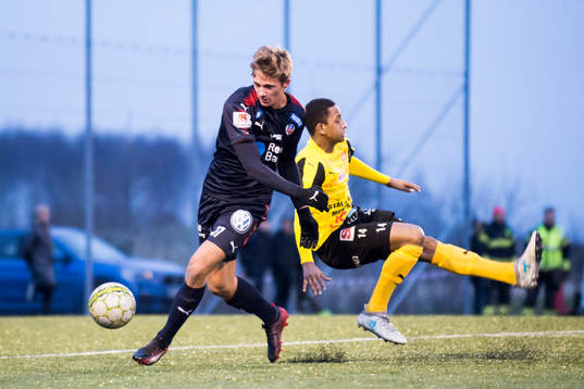 Helsingborgs Carl Thulin och Mjällby Omar Dampha