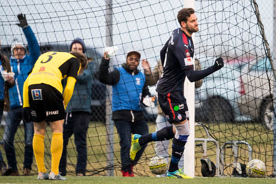 Helsingborgs Mikael Dahlberg jublar medan Mjällby Amer