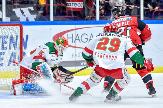 Malmö Redhawks Andy Miele och Moras målvakt Christian