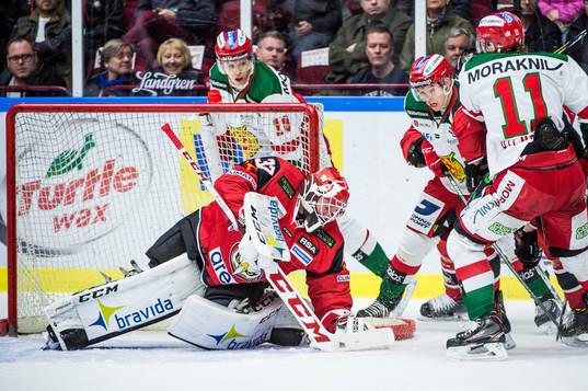 Malmö Redhawks målvakt Jonas Gunnarsson blockerar pucken