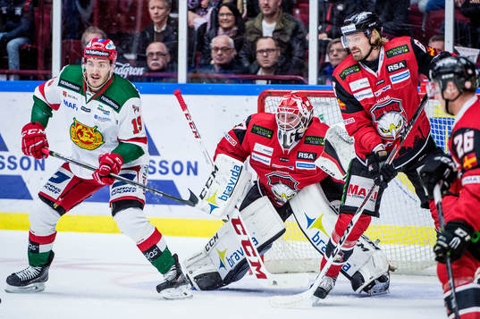 Moras John Persson mot Malmö Redhawks målvakt Jonas