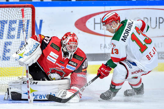 Moras Emil Bejmo och Malmö Redhawks målvakt Jonas