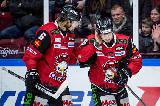 Malmö Redhawks Johan Olofsson får en smäll och kollas
