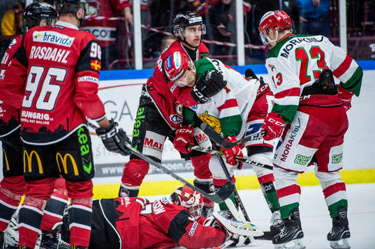 Malmö Redhawks Nils Andersson tar ett grepp runt Moras