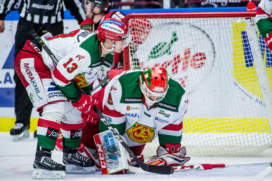 Moras Emil Bejmo tittar till målvakt Christian Engstrand
