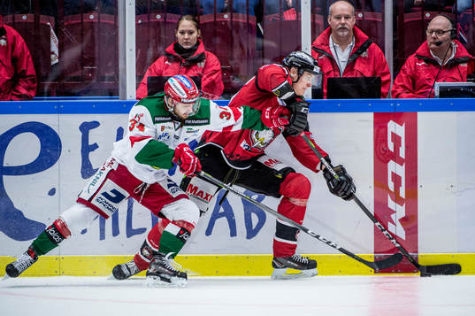 Moras Maten Galbavy mot Malmö Redhawks Fredrik Händemark
