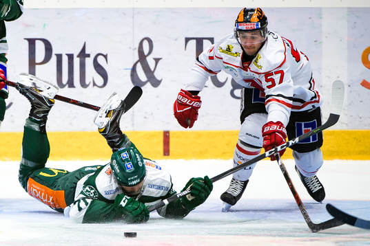 Färjestads Jesse Virtanen och Örebros Daine Todd