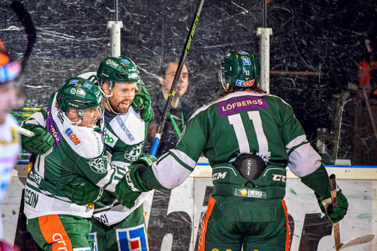 Färjestads Dick Axelsson jublar med lagkamrater