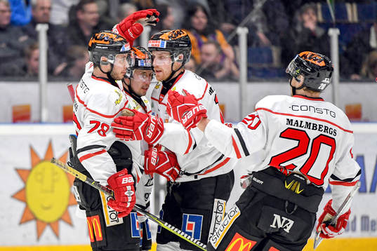 Örebros Victor Bartley jublar med lagkamrater