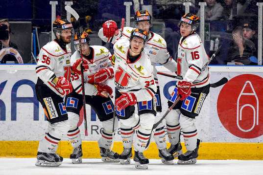 Örebros Christopher Mastomäki jublar med lagkamrater