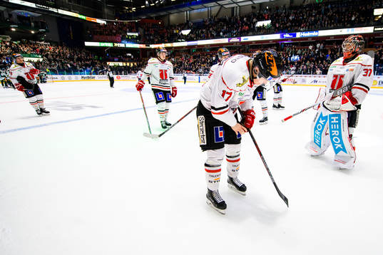 Örebros Daniel Viksten och målvakt Eero Kilpeläinen