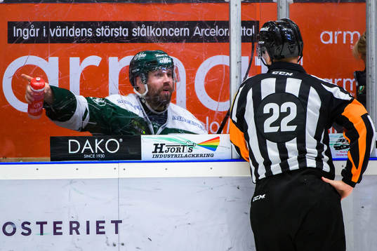 Färjestads Dick Axelsson i ett samtal med Domare Andreas