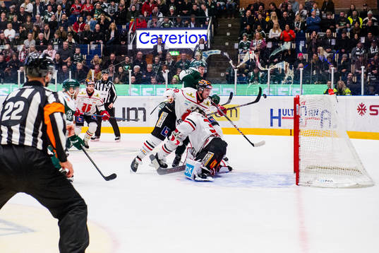 Färjestads Joakim Nygård gör 4-1 bakom Örebros målvakt