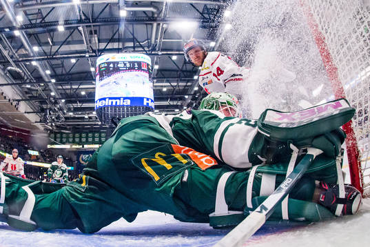 Örebros Tom Wandell och Färjestads målvakt Stefan Steen