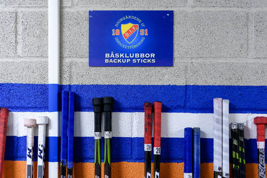 Djurgårdens klubbor uppställda före  ishockeymatchen i