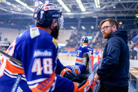 Växjös materialare Tobias Johsted hjälper Daniel Rahimi