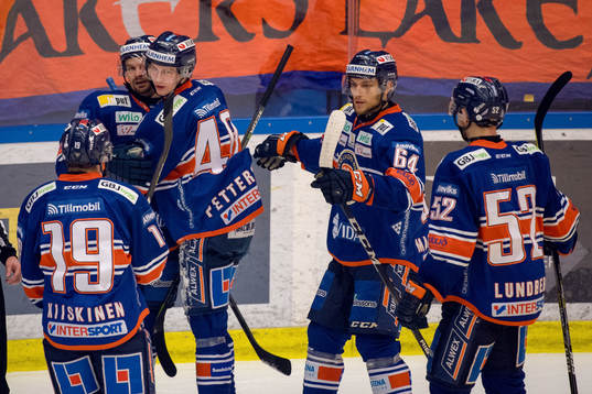 Växjös Elias Pettersson jublar med lagkamrater