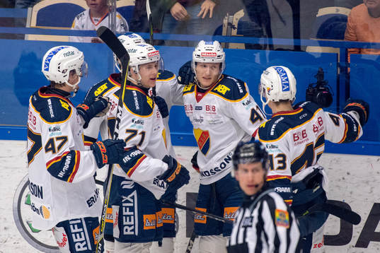 Djurgårdens Alexander Falk jublar med lagkamrater