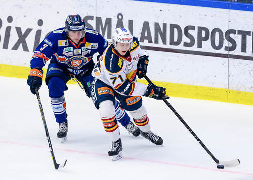 Djurgårdens Jonathan Davidsson jagas av Växjös Oliver