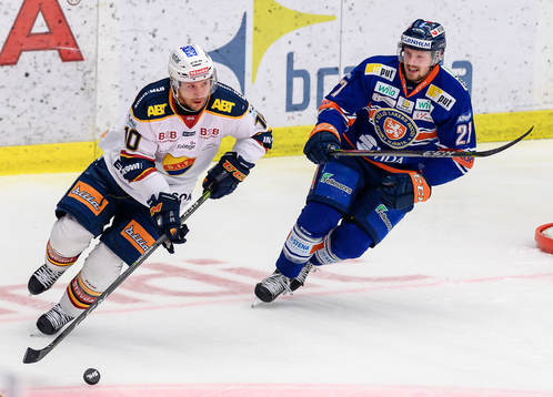Djurgårdens Niclas Bergfors jagas av Växjös Martin