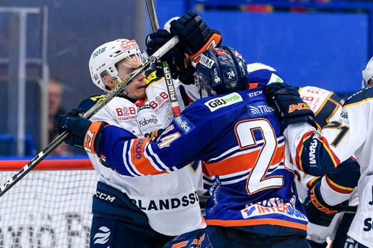 Gruff mellan Djurgårdens Markus Ljungh och Växjös