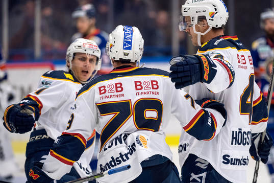 Djurgårdens Patrik Lundh jublar med lagkamrater