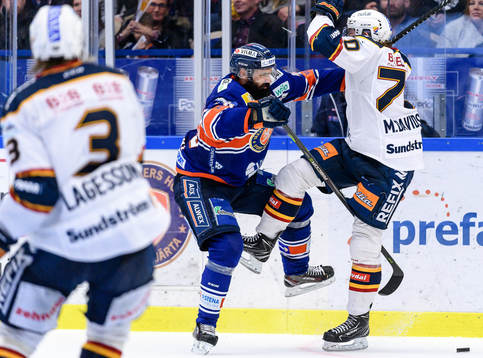 Växjös Daniel Rahimi tacklar Djurgårdens Marcus Davidsson