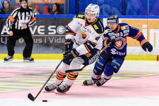 Djurgårdens Marcus Högström jagas av Växjös Tuomas