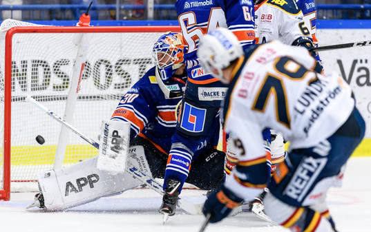 Djurgårdens Patrik Lundh skjuter pucken i mål bakom