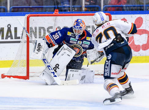 Djurgårdens Marcus Davidsson skjuter ett skott mot