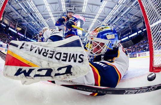 Växjös Elias Pettersson (ej i bild) gör mål 2-1 bakom