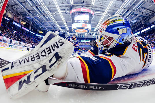 Växjös Elias Pettersson (ej i bild) gör mål 2-1 bakom