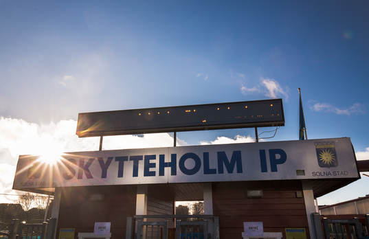 Skylt ovanför huvudentrén på Skytteholms IP innan