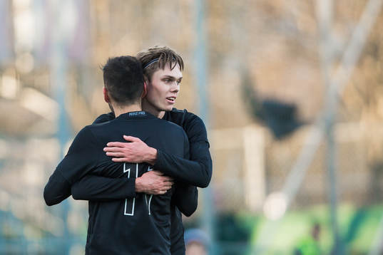 s Stefan Silva jublar med Albin Linnér