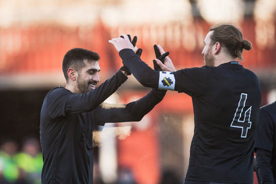 s Stefan Silva jublar med Nils-Eric Johansson jublar