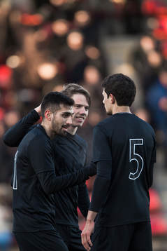 s Stefan Silva jublar med Robert Taylor och Jesper Nyholm