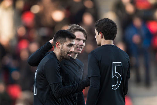 s Stefan Silva jublar med Robert Taylor och Jesper Nyholm