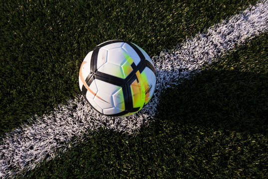 Matchbollen på mittpunkten innan träningsmatchen i