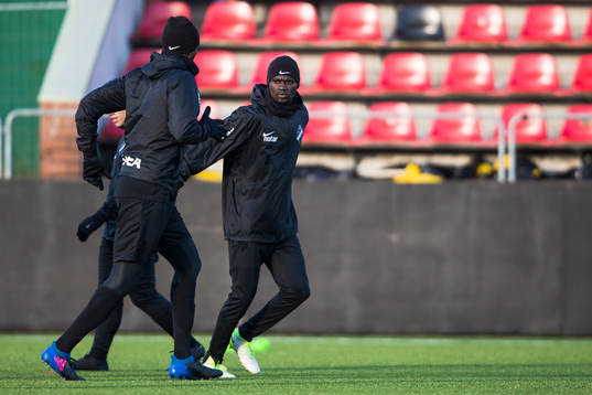 s Enoch Kofi Adu innan träningsmatchen i fotboll mellan