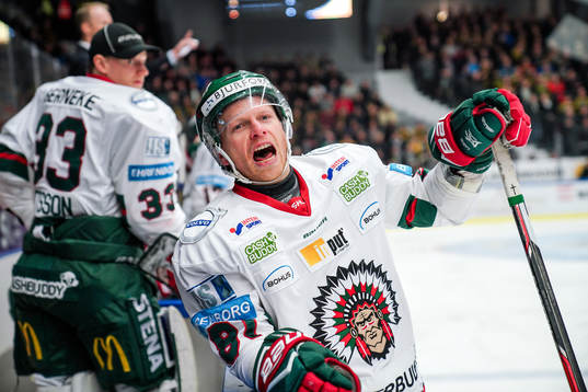 Frölundas Ryan Lasch skriker åt Skellefteås tränare