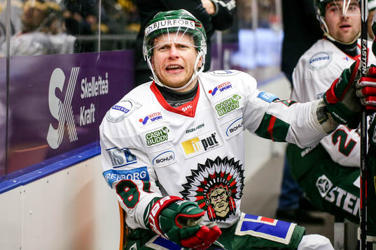 Frölundas Ryan Lasch skriker åt Skellefteås tränare