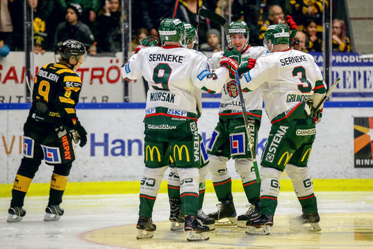 Frölundas Adam Almqvist jublar med lagkamrater