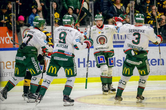 Frölundas Adam Almqvist jublar med lagkamrater