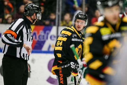 Skellefteås Jonathan Pudas pratar med domaren