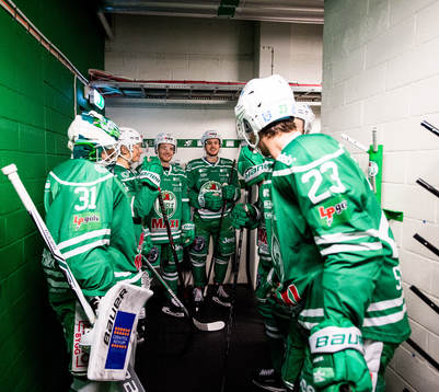 Rögles spelare med Simon Ryfors och Lucas Elvenes (m) är