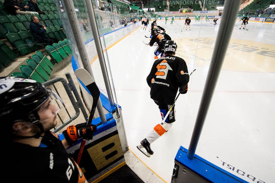 Karlskronas spelare gör entré till uppvärmningen